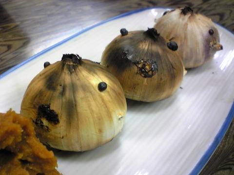 もつ焼き大渕:⑥焼きにんにく350全景101007