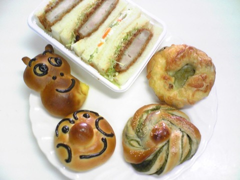 かばのパン:?パン5種皿に載せて全景100624