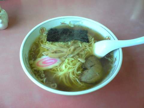 中華料理生駒軒:①ラーメン500円全景100905