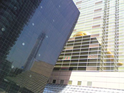 100425①吾妻橋アサヒビールビル壁に金の炎と共に写る影