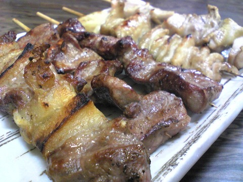 もつ焼き大渕:③もつ焼き五本450円全景101007
