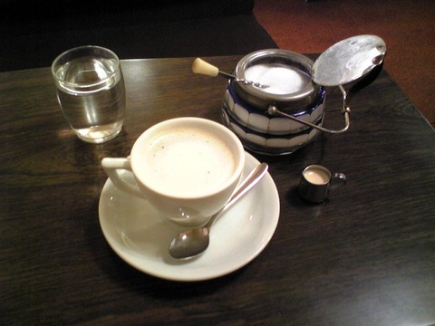 喫茶珈生園:①ホットコーヒー370円全景101106