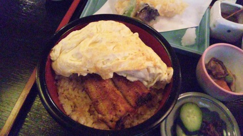 きっしょう:④きんし丼の厚焼き玉子をめくって101229