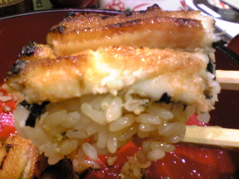 喜久鮨:⑥ふっくらした極上穴子丼を箸で101031
