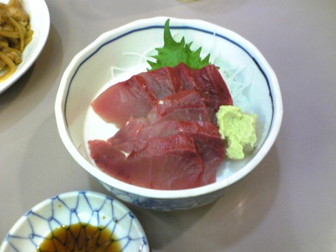 水口食堂:?天然ぶり刺身800円全景100228