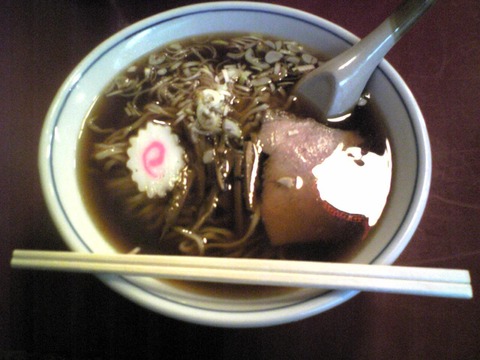中華料理日進:①ラーメン500円全景100306