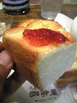 珈琲屋:?厚焼きトーストに苺ジャムを付けて100627