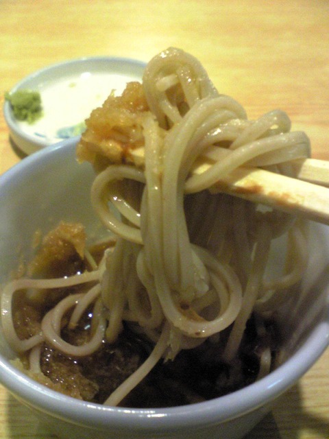 喜久家:?辛味大根そば850円つゆに浸けて100727