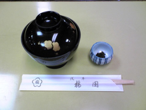 梅園:?粟ぜんざい724円蓋付全景100627