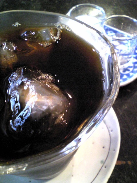 カフェこぐま:③水出しアイスコーヒー500拡100905