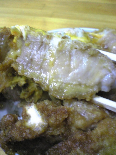 日正カレー:?厚く柔らかい上カツ断面100721