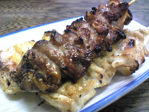 もつ焼き大渕:⑤テッポウ二本軟骨300円全景101007