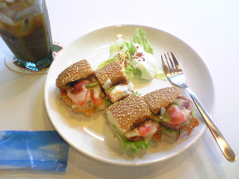 CROSSROAD CAFE:①スパムドック550円全景100911