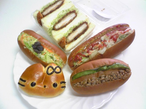 ユッカのパン:?パン5種皿に載せて全景100624