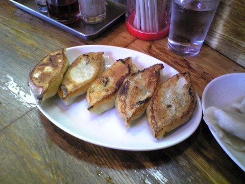 哈爾濱餃子:?焼き餃子350円全景100615