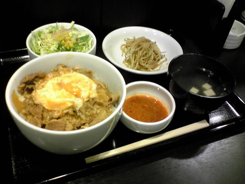 牛丼 壱心家:?辛味噌牛丼落玉サラ大910全100525