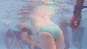 プールの水中で撮影されたエロ写真ｗｗｗ13