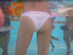 プールの水中で撮影されたエロ写真ｗｗｗ07