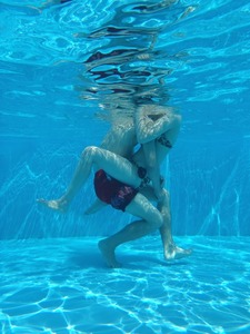 プールの水中で撮影されたエロ写真ｗｗｗ17
