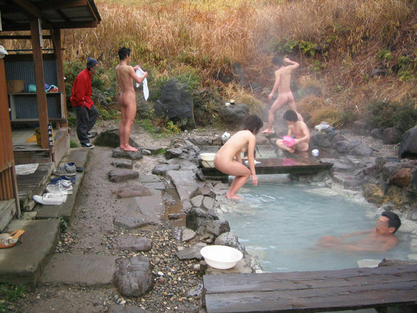 混浴や露天風呂で撮影した素人のエロ画像13