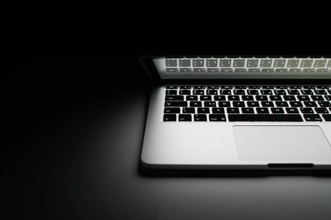 photo-macbook-pro-darkness-light