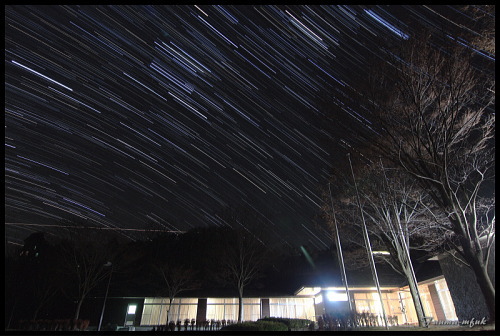 宿舎に傾く秋から冬の星々