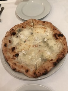 7種のチーズのピザ