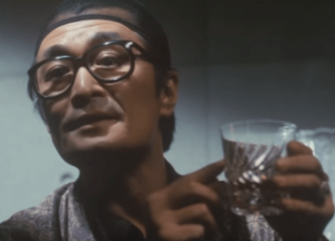 マルサの女コップに水を注ぐシーン