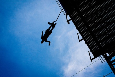 ライン上場見送りで関連株爆死