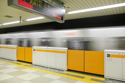 新小岩にホームドアを設置