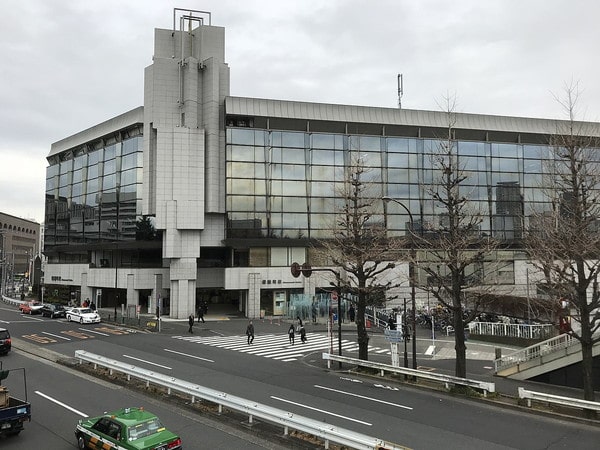 1200px-Shinanomachi-Station-building2018-min