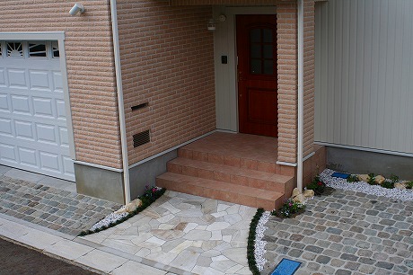 輸入住宅 アプローチ