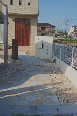外構完了、植栽前