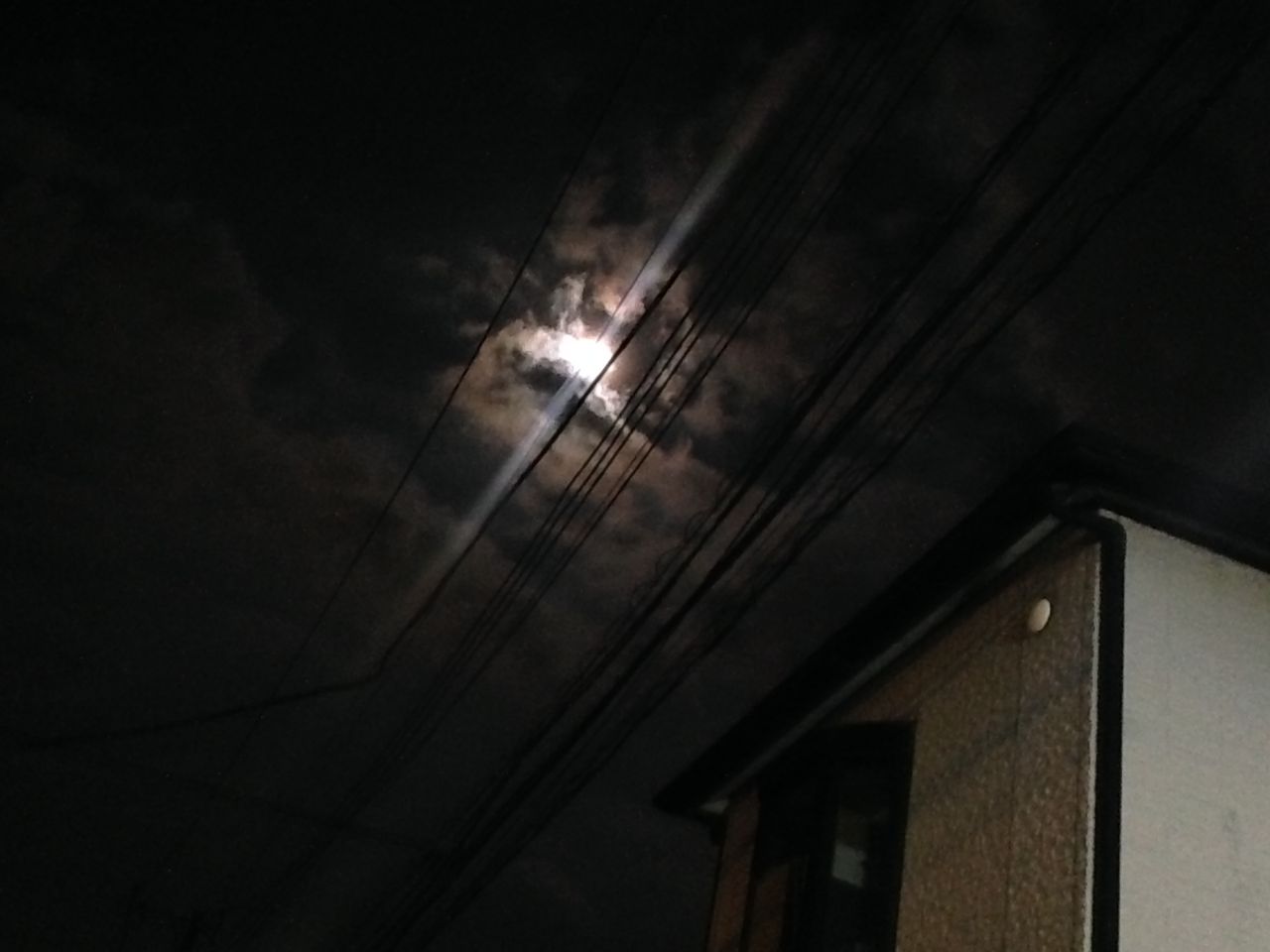 隠れた満月