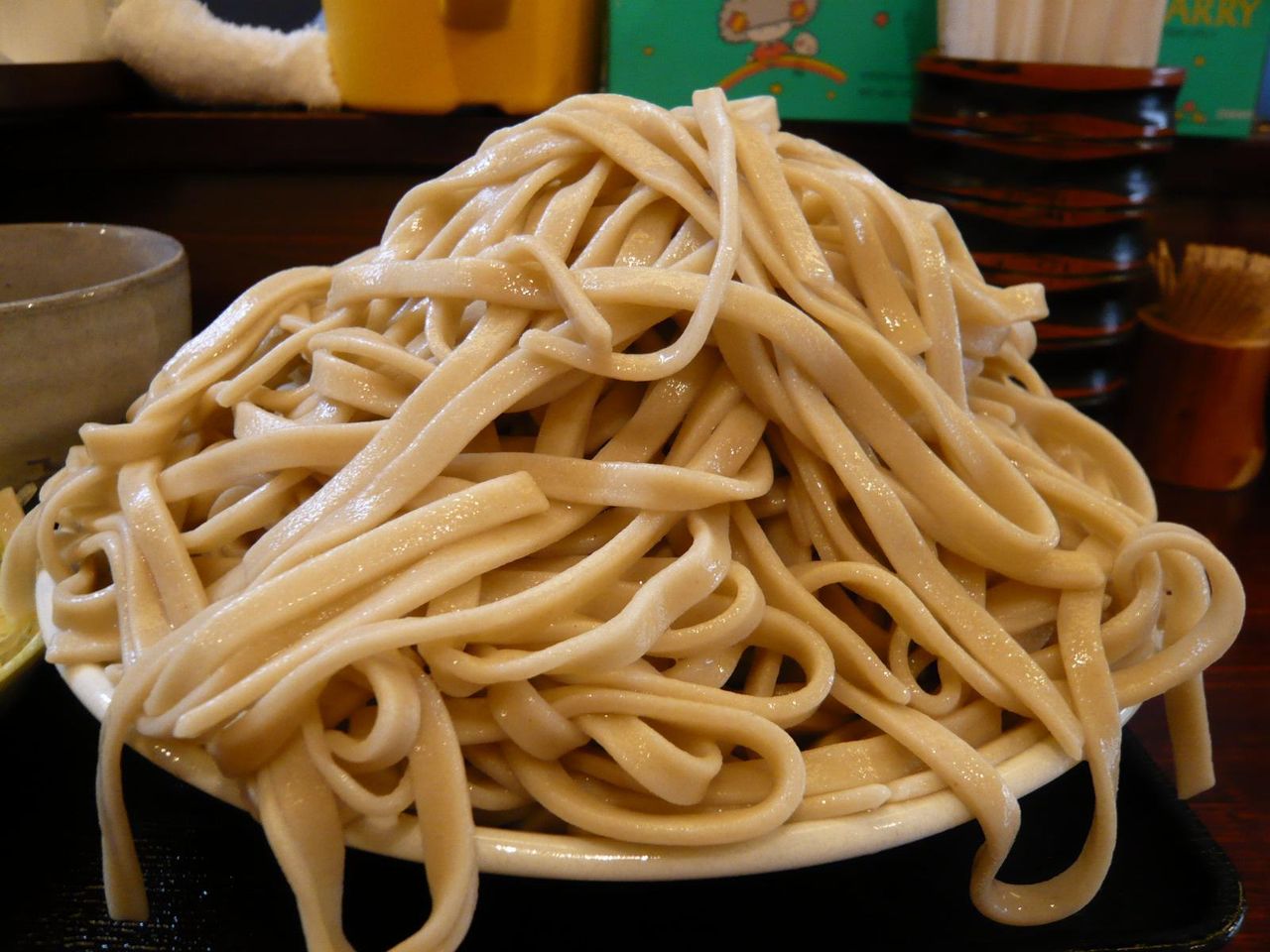 油断すると平太の蕎麦がお皿から崩れ落ちます!