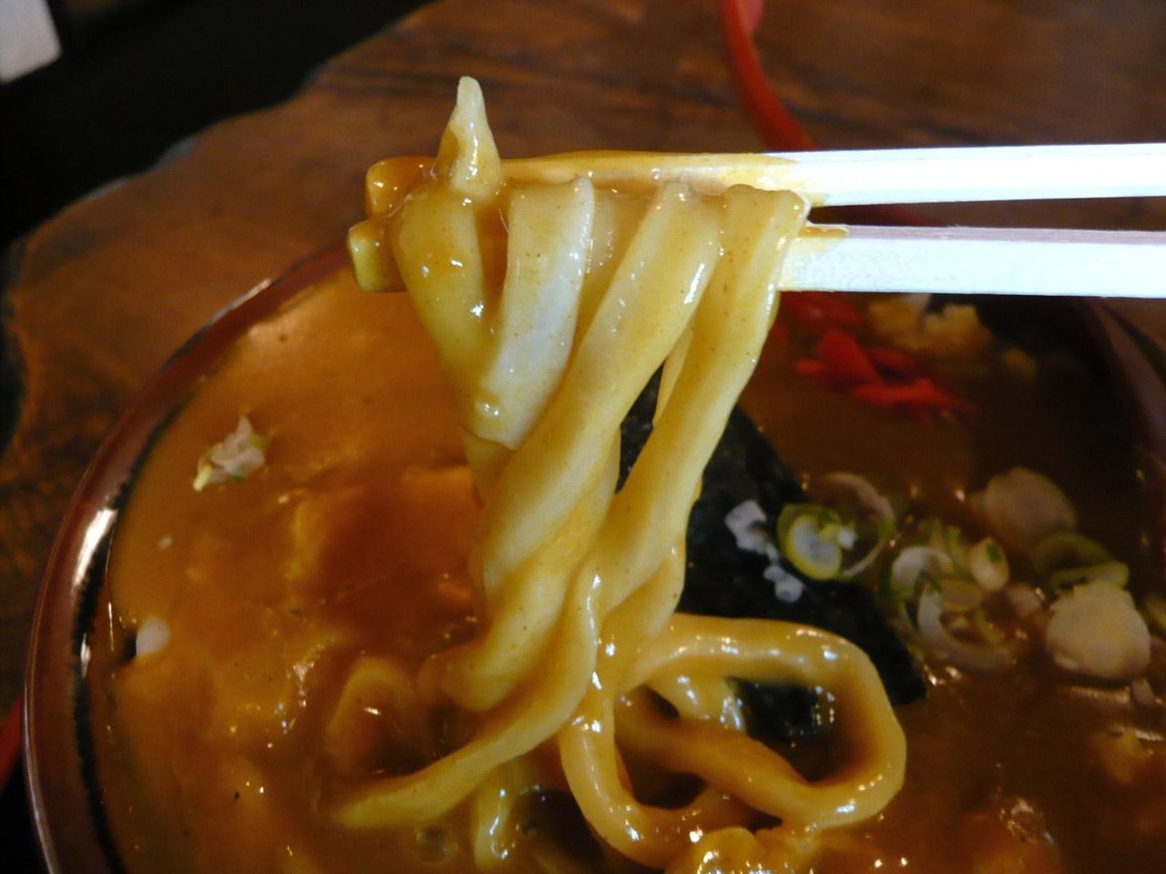 ネットリとろみのあるカレーがうどんに絡みます!