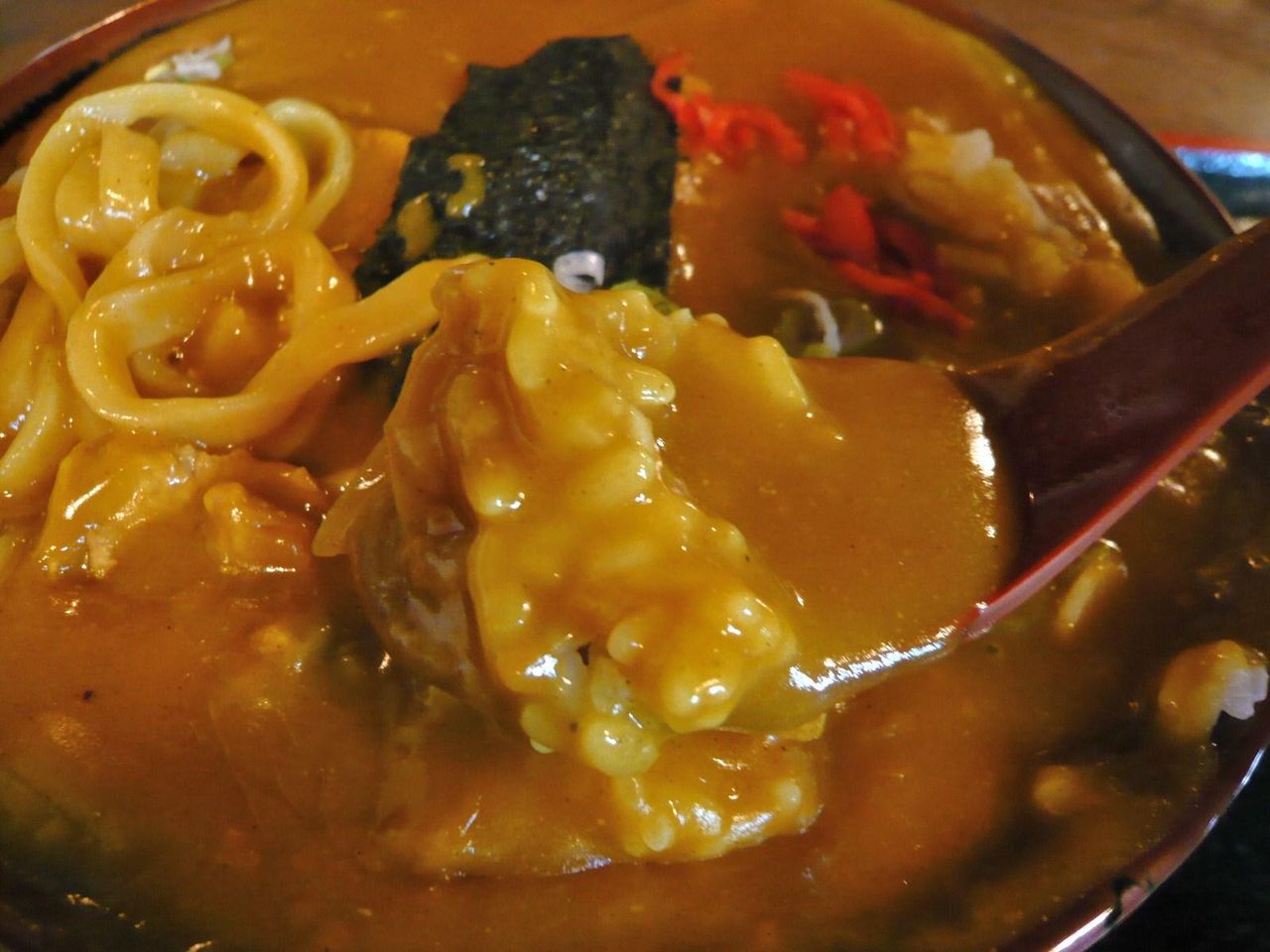 うどんとライスを1度に味わえる、カレー丼うどん(大)850円