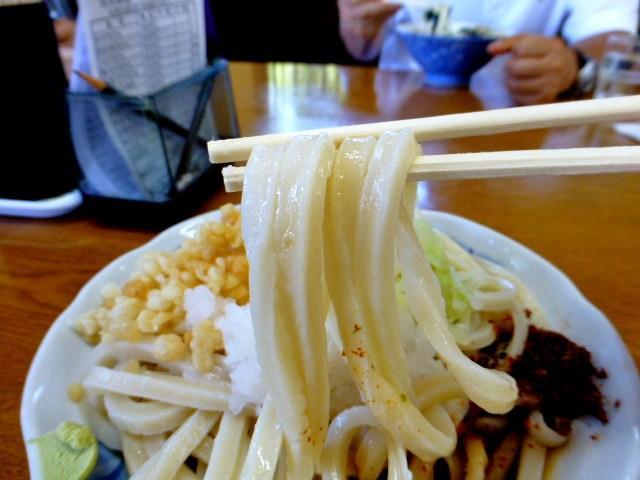 茹で立てのうどんは、キラキラ輝いて見るからに旨そう!