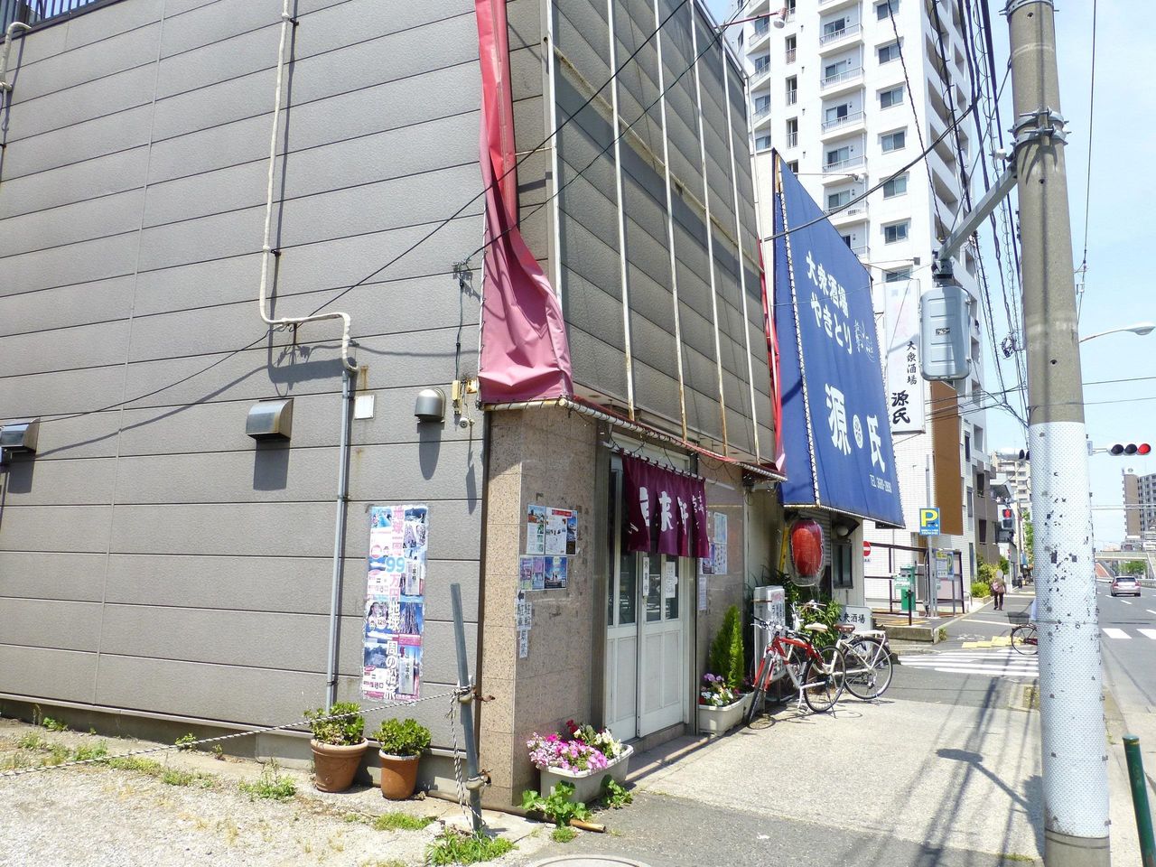 入口の上に赤テントがありましたが、今は破れてます!