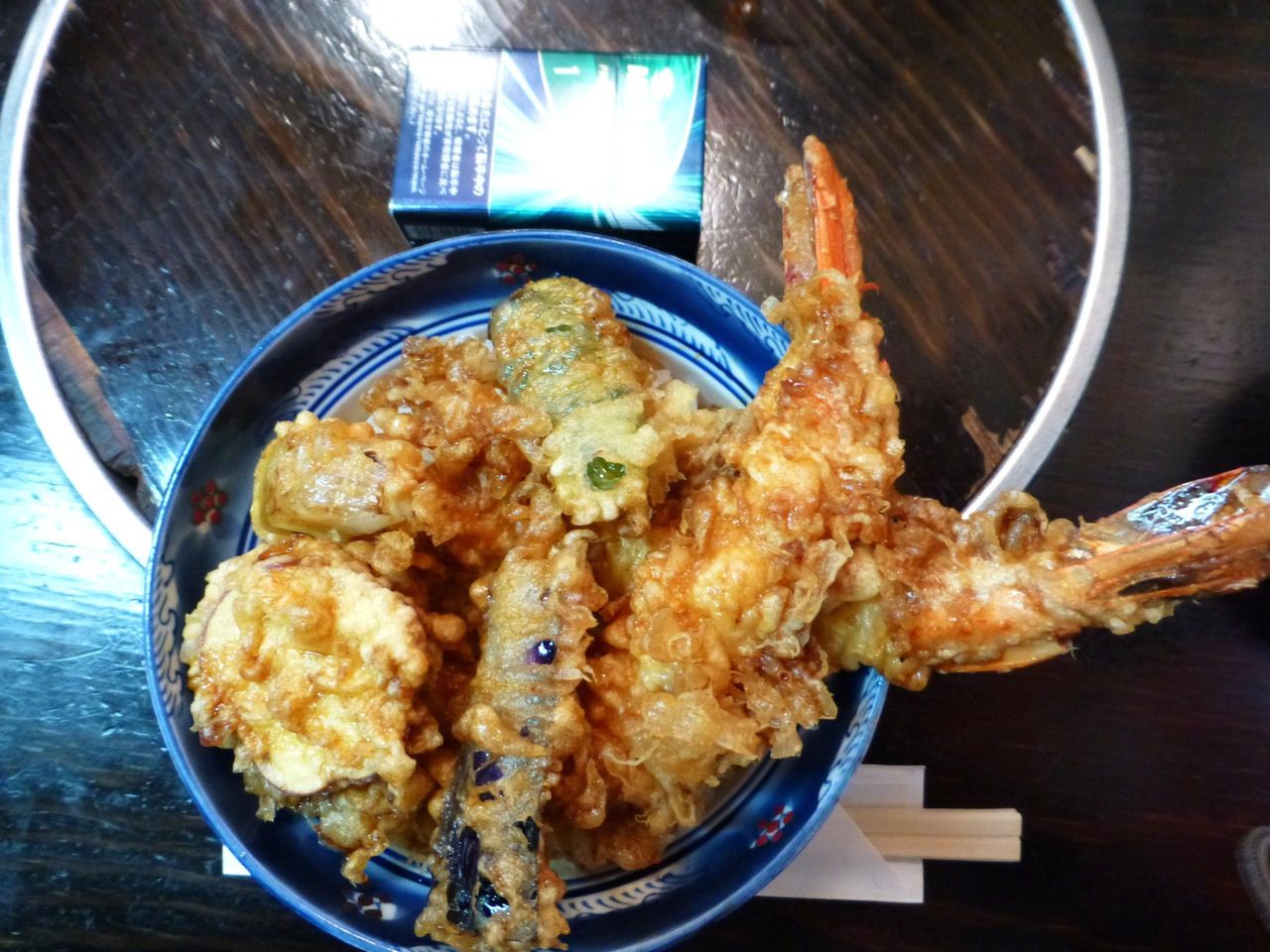 直径15センチの丼から大海老がはみ出してます!