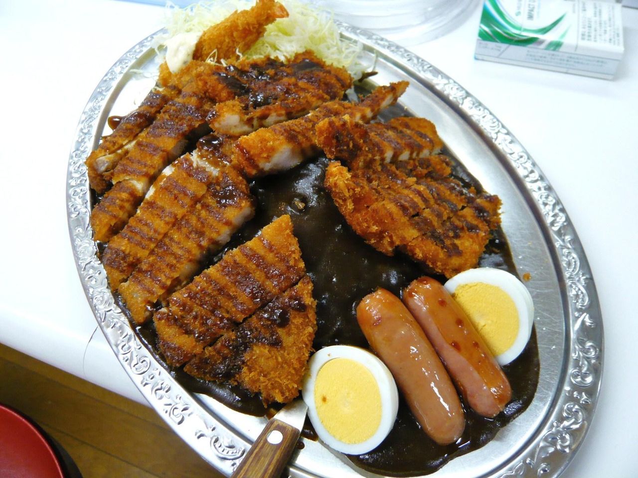 メジャーカレーは、直径35センチのデカ皿を使用!