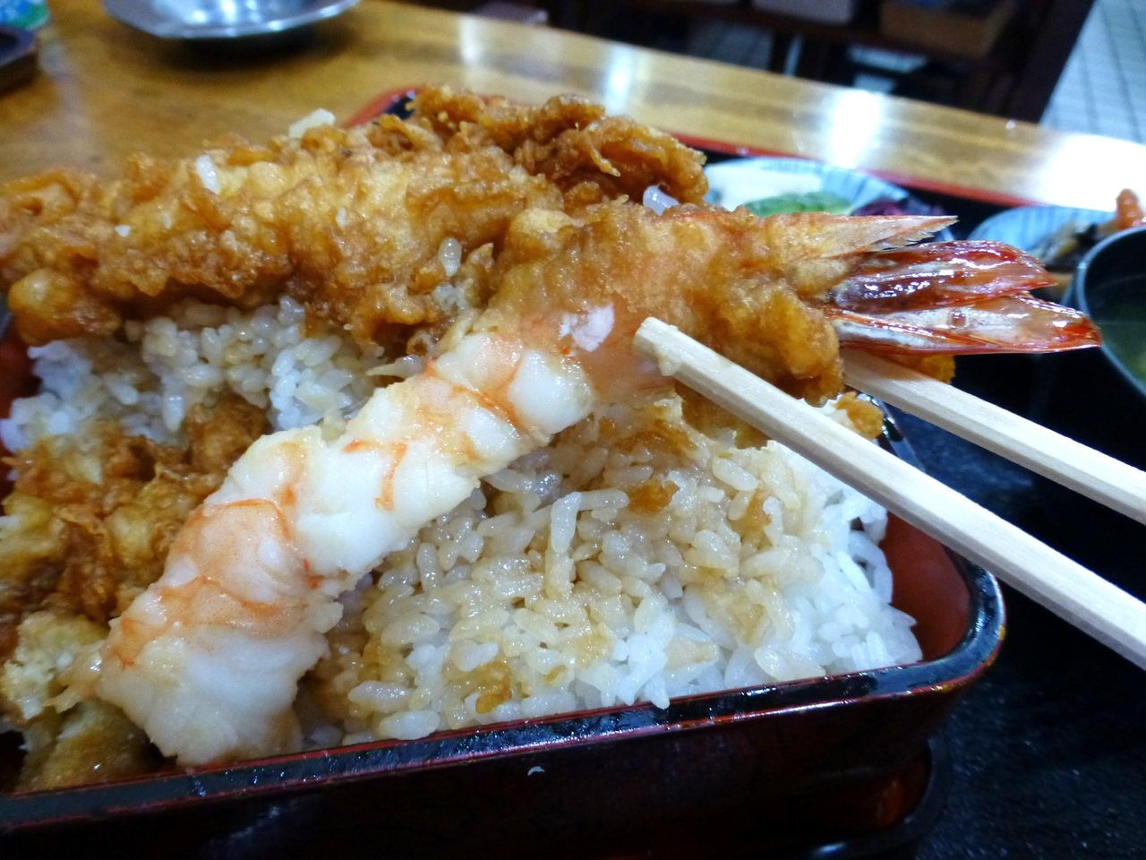 長さ17センチの海老は、プリプリの食感!