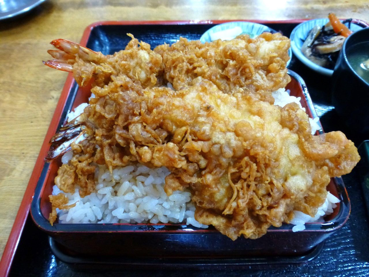 直径17センチの重箱に盛り付けた、デカ盛り天丼!