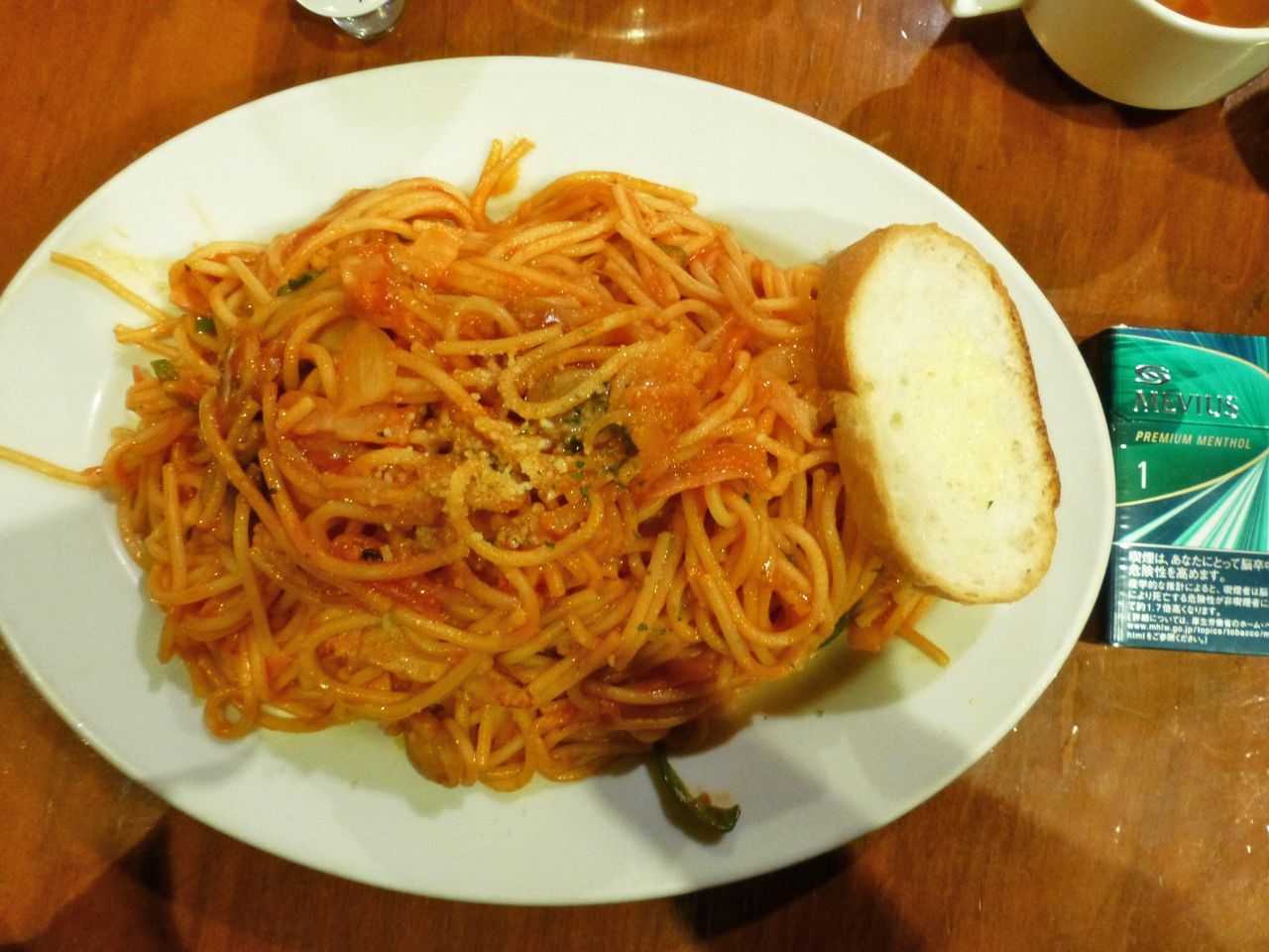 ナポリタン大盛は、直径31センチのデカ皿を使用!