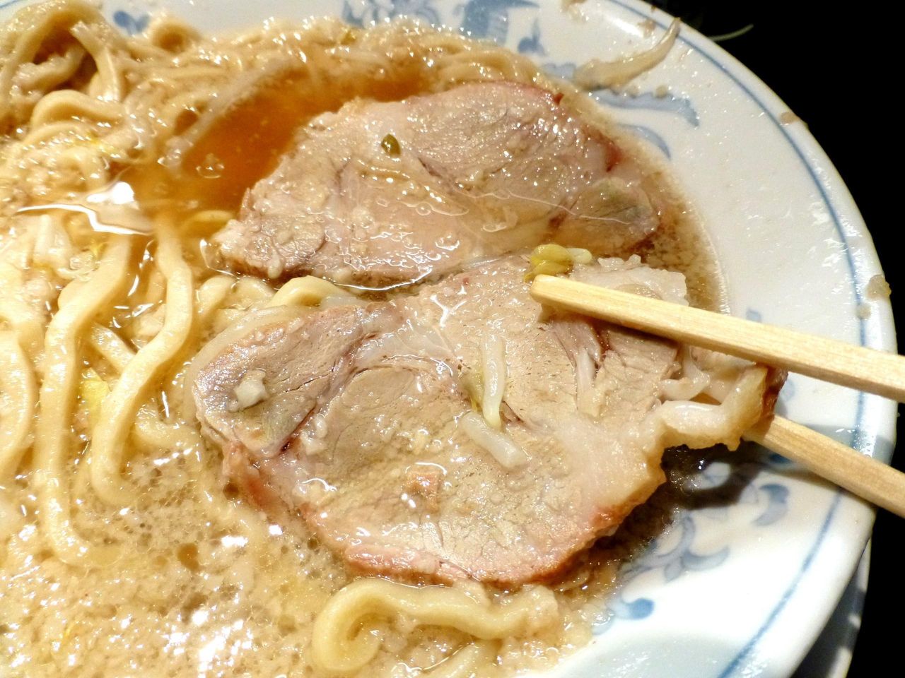 豚2枚は、スープに浸すとやわらかくなります!