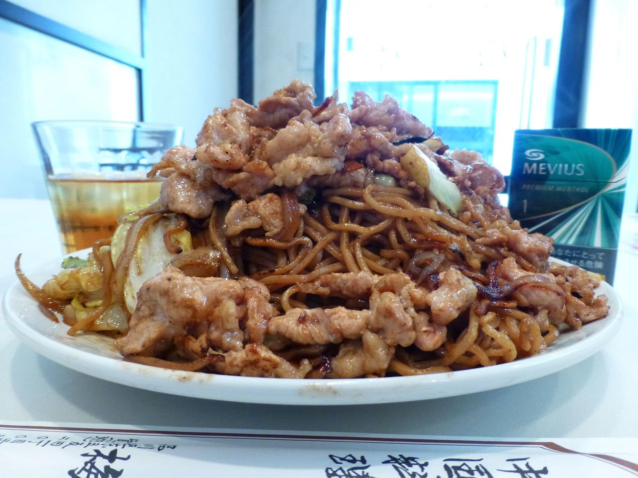 まさに肉ソース焼きそばの富士山盛りや〜!
