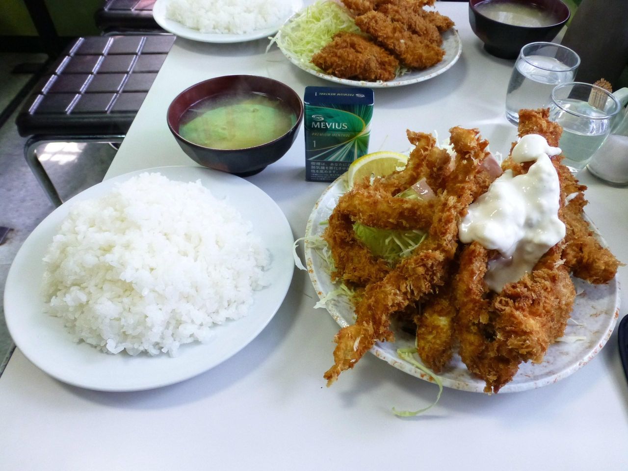 総重量は1キロを超える、ミックスフライ大盛950円!
