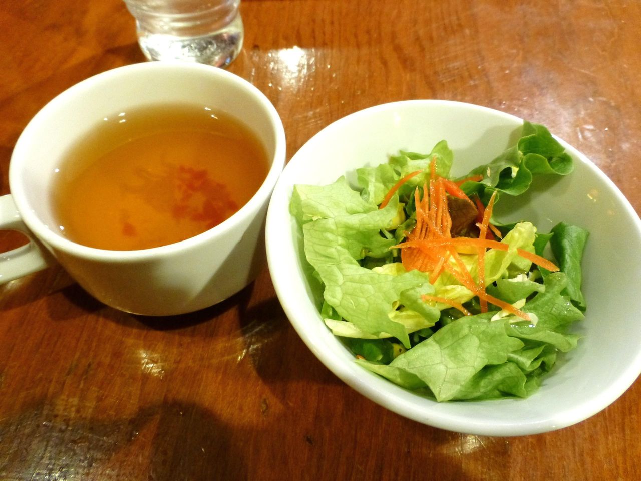 パスタには、スープとサラダも付いています!