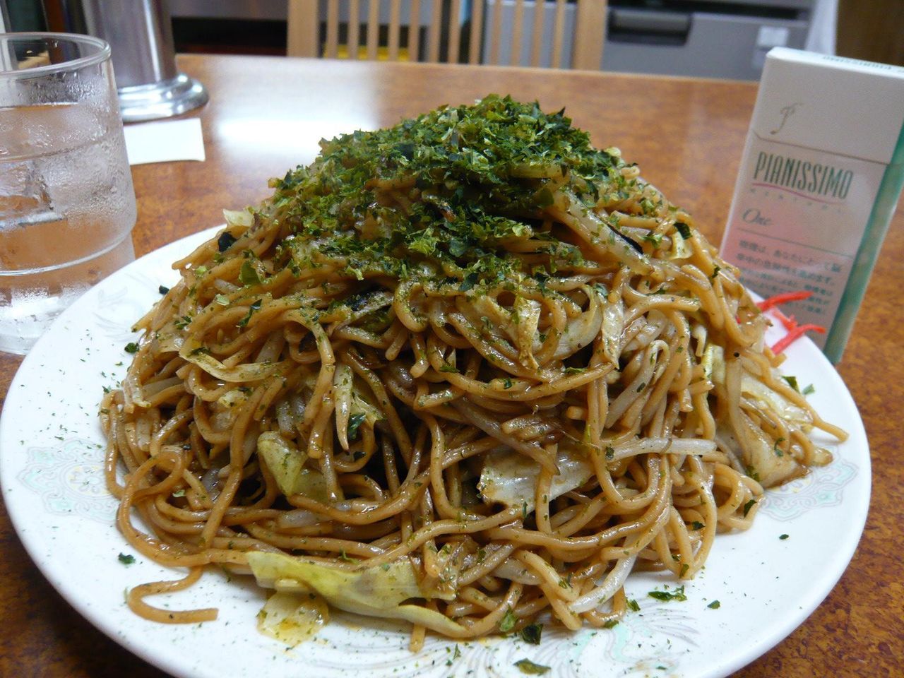 縁日の焼きそばなら、3人分はあるかも?