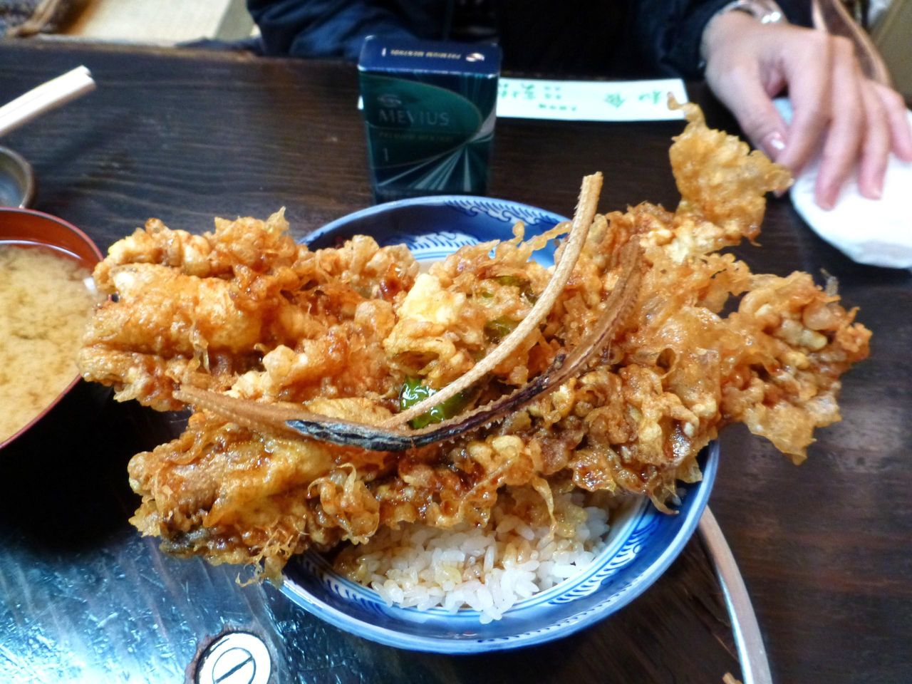 巨大な穴子が丼からはみ出してます!